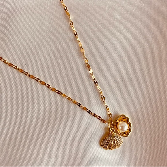Seashell -Pearl CZ Pendant Dainty Chain Necklace in Gold - Picture 4 of 10